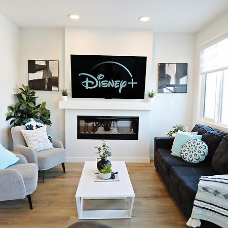 Stylish Home With 3 King Beds,Garage,Disney+ Edmonton Exteriör bild